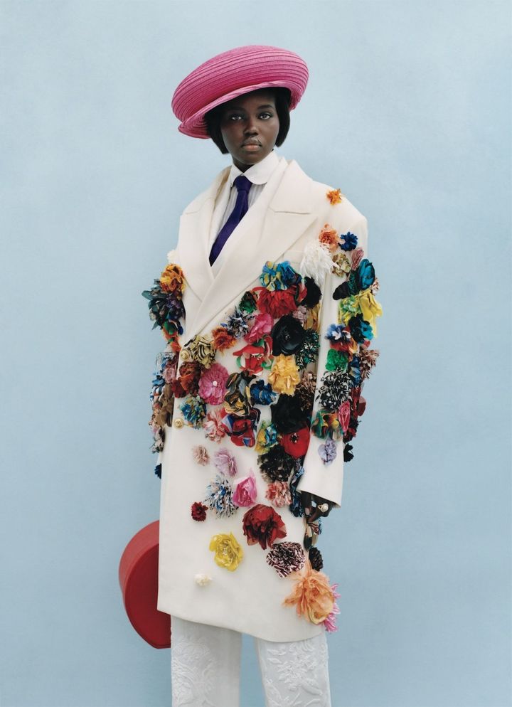 アーティに咲き誇る満開の花 <br /> モデルのアドゥ・アケチは、スーツが生み出す力に全面的な信頼を寄せている。スーツを着ると、「レディ・ボスらしく、ワルっぽく、同時にとてもシックで楽しい気分になれる」と色とりどりの花が咲き誇るマリーン・セルのコートを纏い、和やかに語る。<br /> コート 参考商品／MARINE SERRE（エムエイティティ） シャツ 参考商品 パンツ ¥545,600／ともにRALPH LAUREN COLLECTION（ラルフローレン） ハット／ESENSHEL（esenshel.com） タイ／DRAKE’S（www.drakes.com） リング／DAVID YURMAN（www.davidyurman.com）