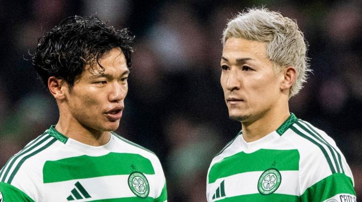 日本代表コンビ所属の強豪優勝で宿敵チームに『屈辱の花道問題』…「大嫌いな考え」と現地紙