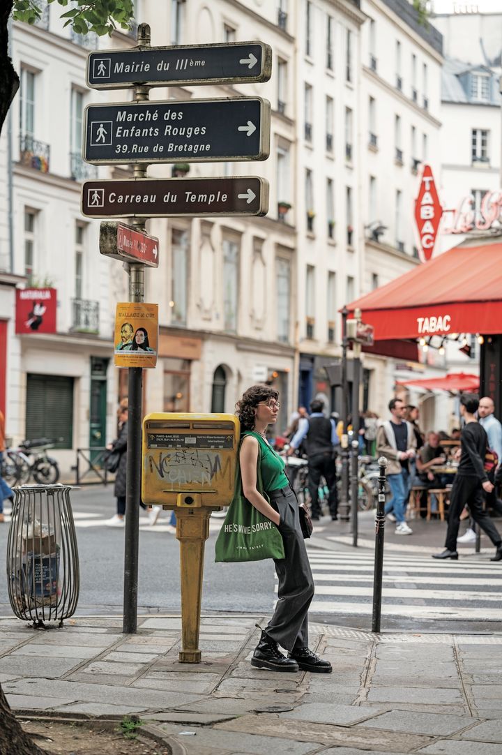 《ユニクロ》のタンクトップがコーデの主役！ パリジェンヌのシンプルな着こなしに脱帽