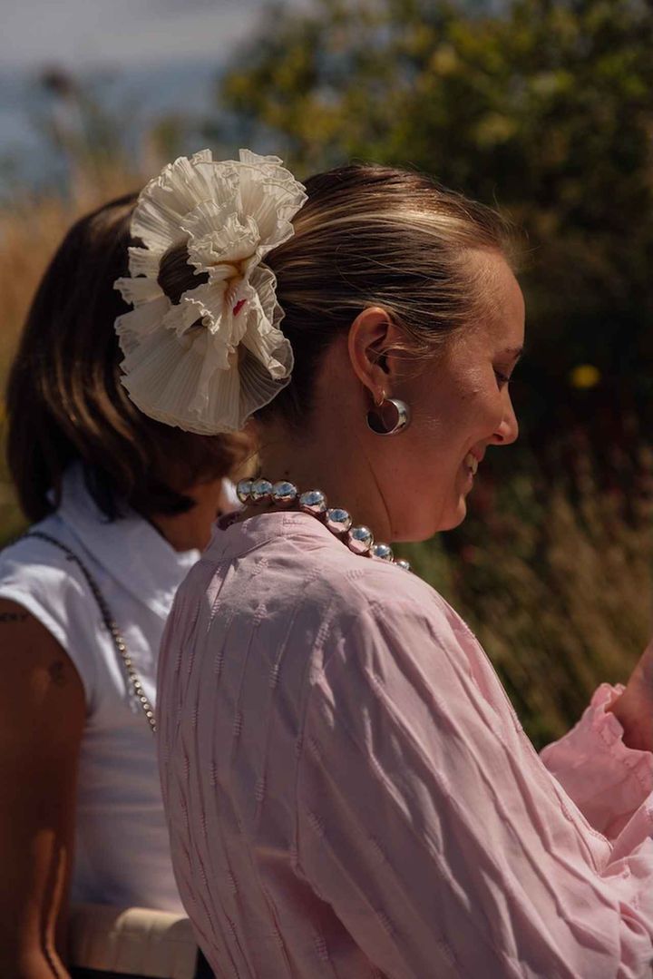 画像: 簡単アレンジで、即こなれ感が手に入るシュシュ