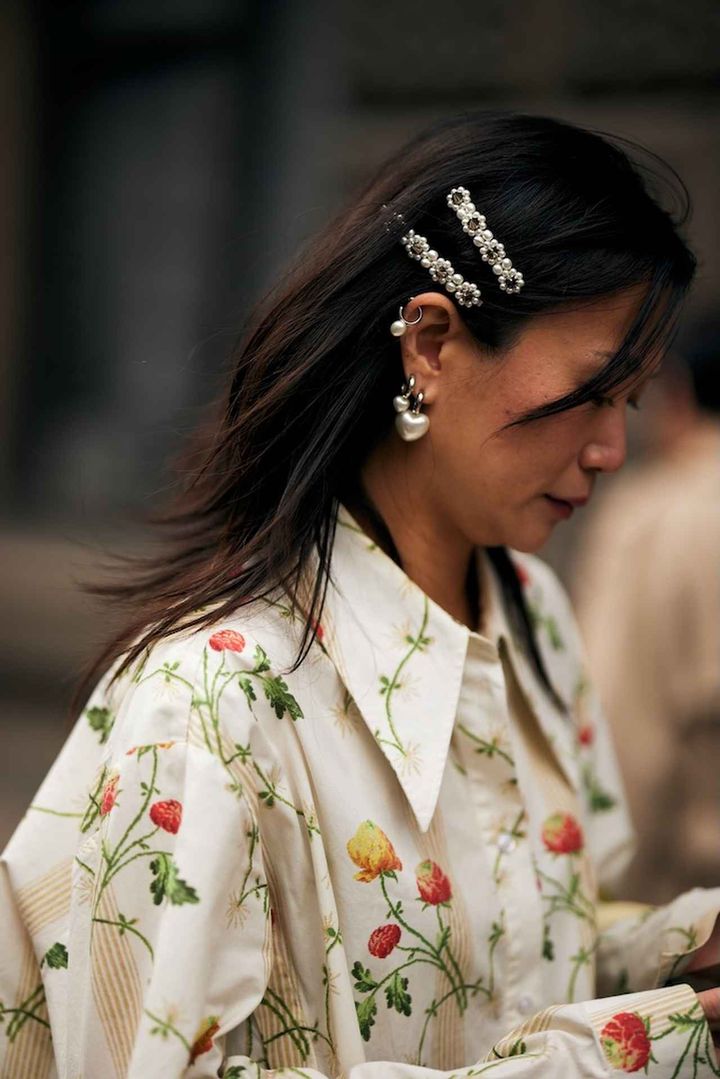 画像: 視線が集中する大人のヘアピン使いが旬