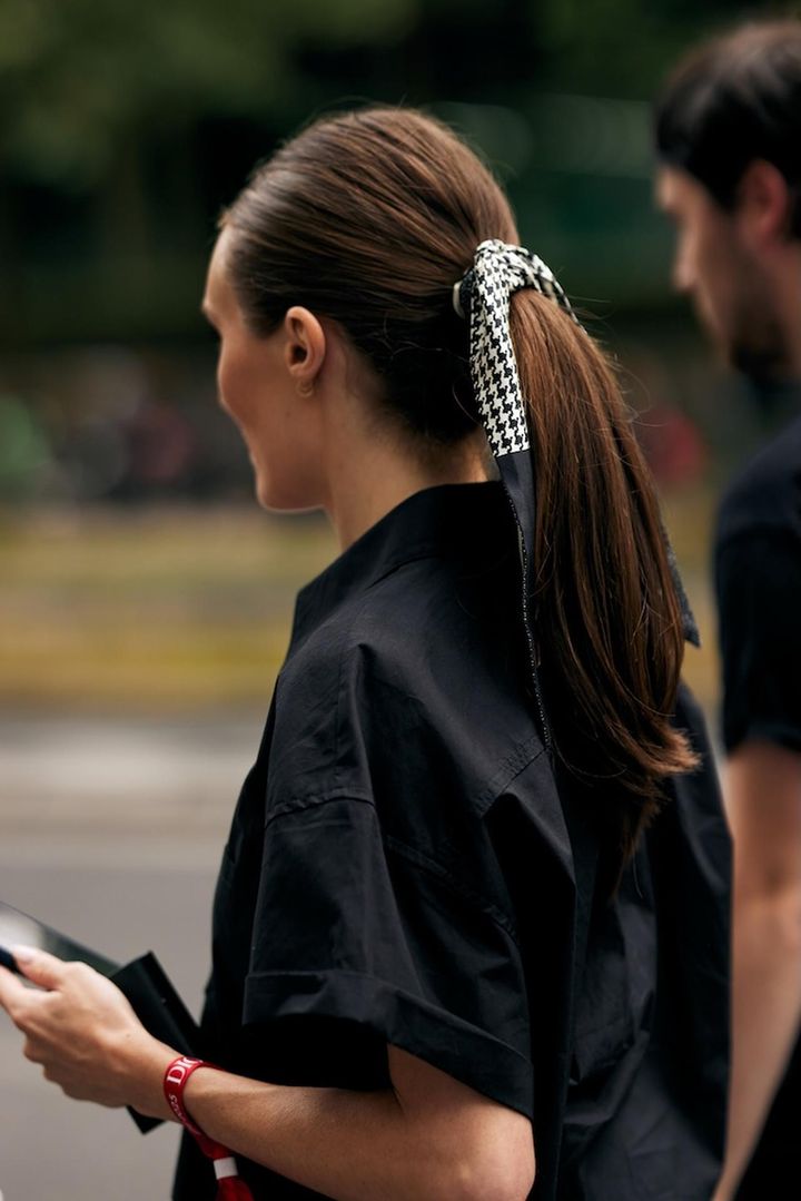 画像: リボンの甘さを払拭した、シックなポニーテール