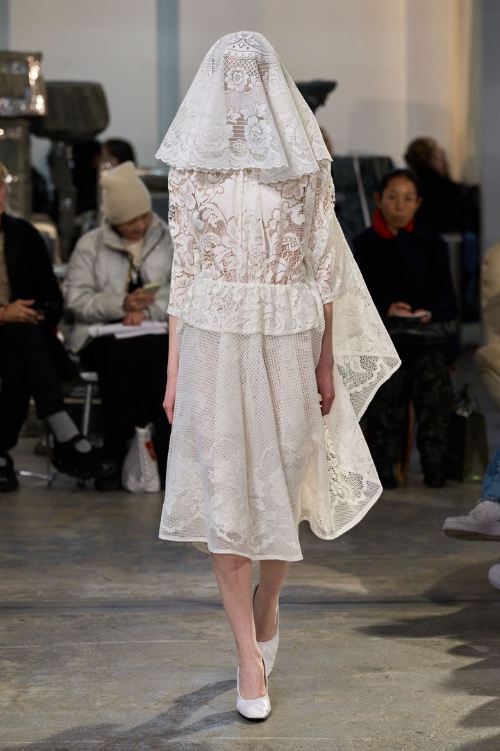 マリー・アダム＝リーナエルト 2025-26年秋冬コレクションより。