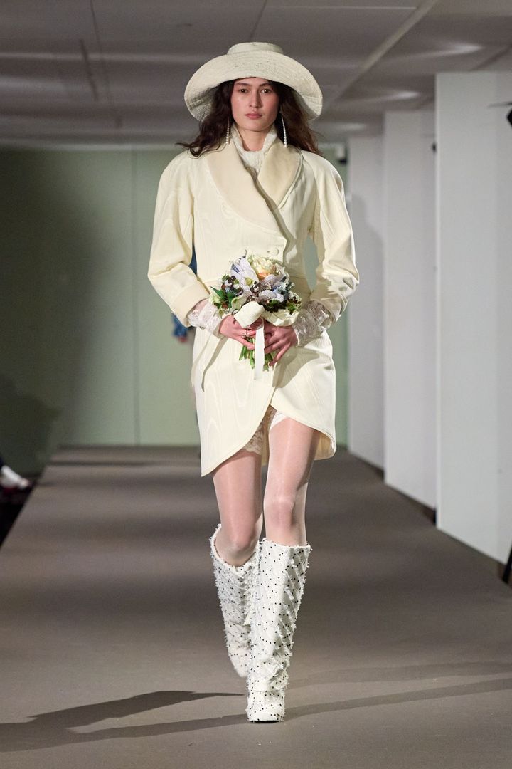 カロ エディションズ 2025-26年秋冬コレクションより。