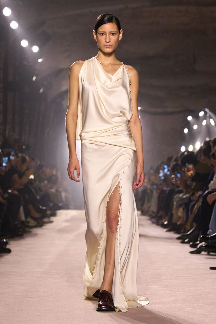 ヴィクトリア ベッカム 2025-26年秋冬コレクションより。