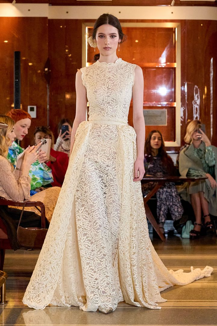 ルイザ ベッカリア 2025-26年秋冬コレクションより。