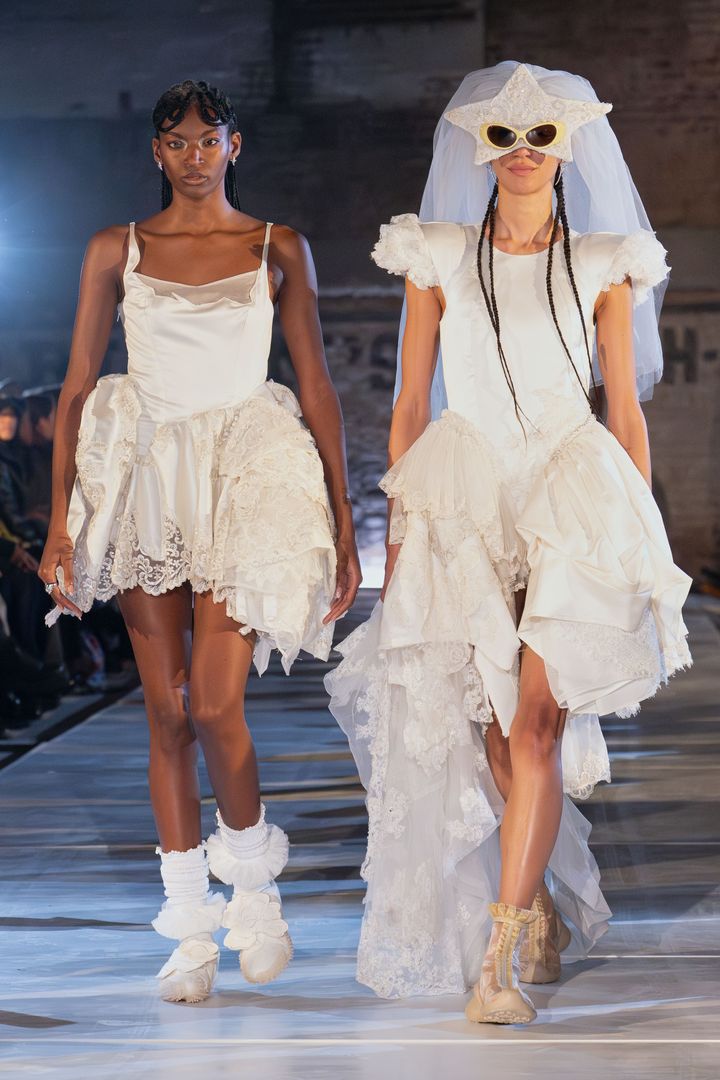 コリーナ ストラーダ 2025-26年秋冬コレクションより。