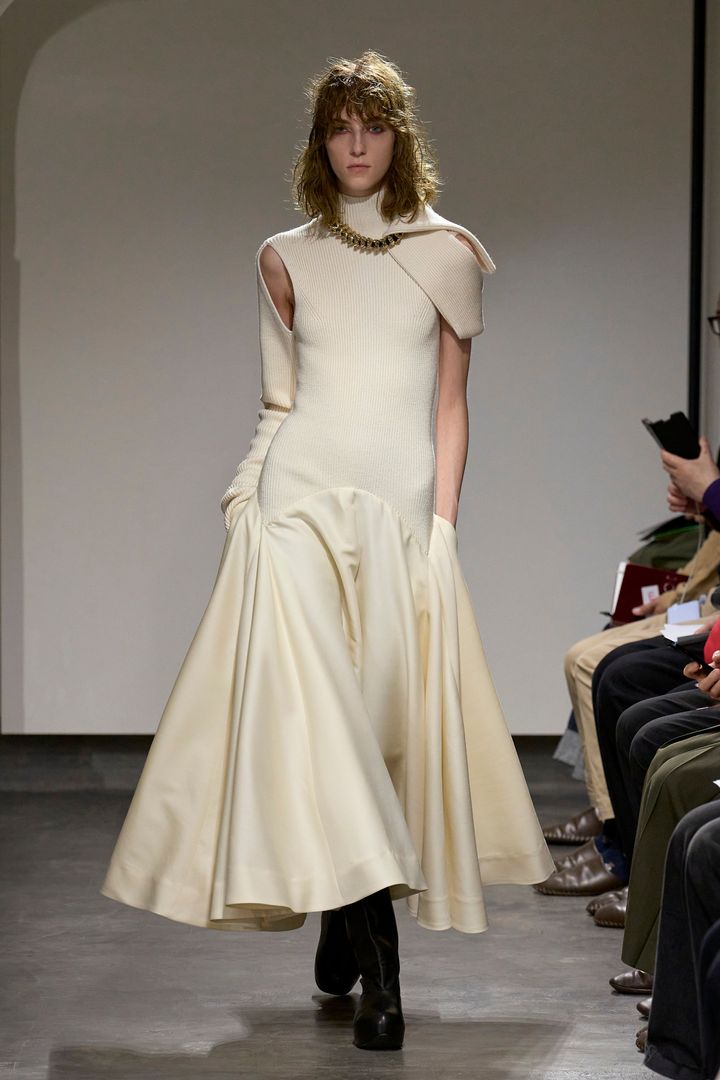 ハルノブムラタ 2025-26年秋冬コレクションより。