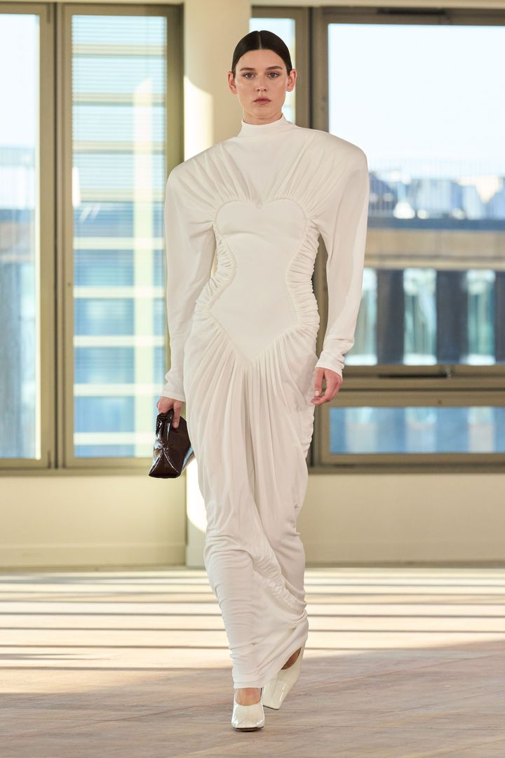 ステラ マッカートニー 2025-26年秋冬コレクションより。