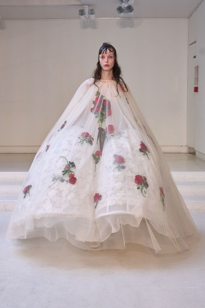 キャロライン・フー 2025-26年秋冬コレクションより。