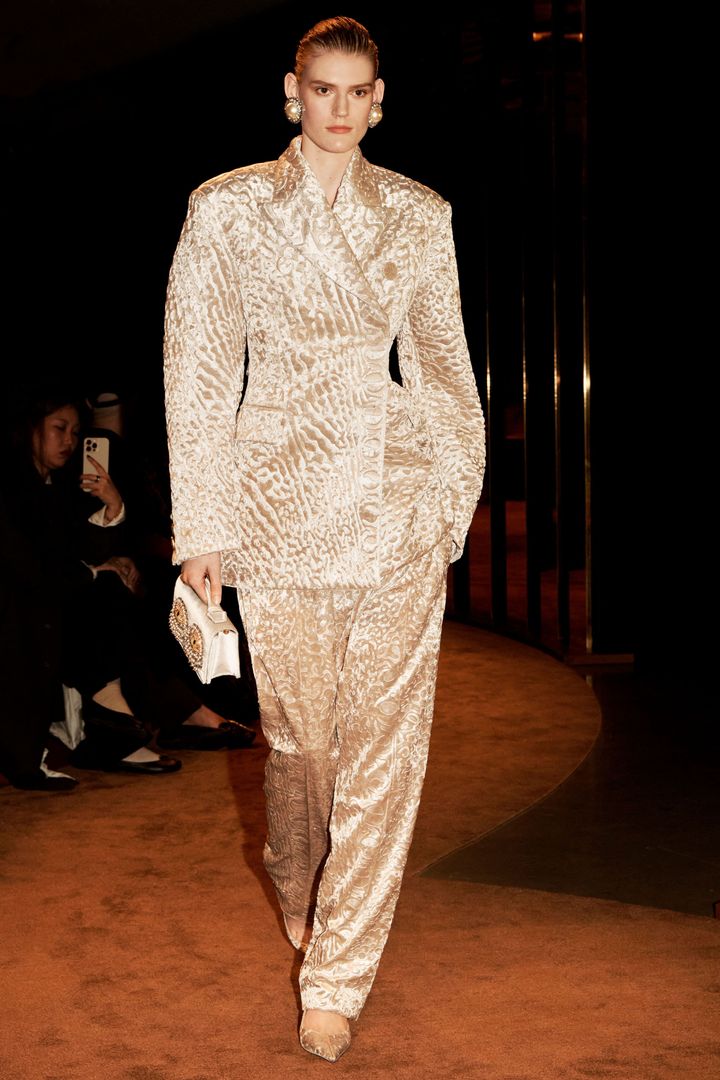 スキャパレリ 2025-26年秋冬コレクションより。