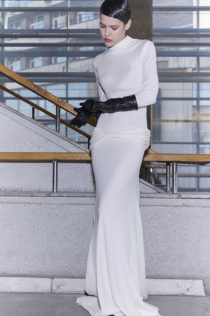 アンナ オクトーバー 2025-26年秋冬コレクションより。