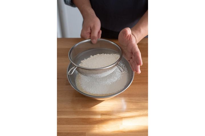 溶き卵に粉をふるう