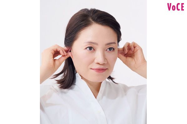耳を半分に折りたたみ、耳から引きはがすようなイメージを円を描く。耳を持ち全方向に引っ張るのも効果的。