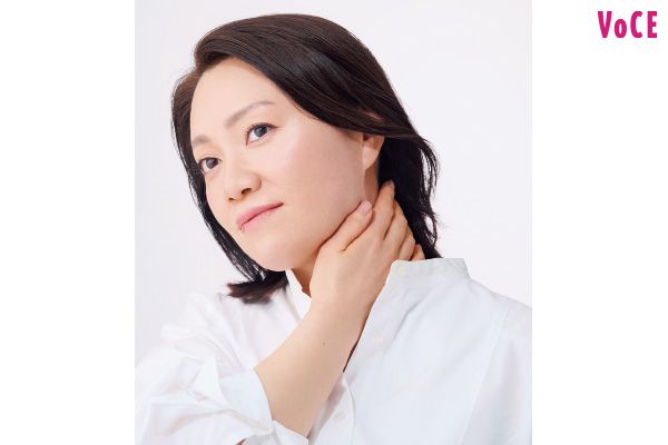 引き上げたい頰に直接アプローチせず、周りから攻めるのがコツ。