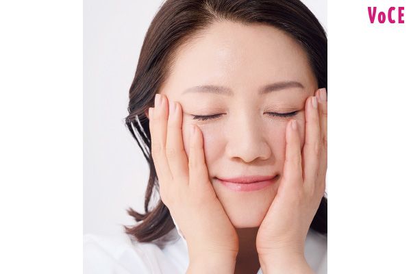 摩擦にならないように、やさしくおさえる