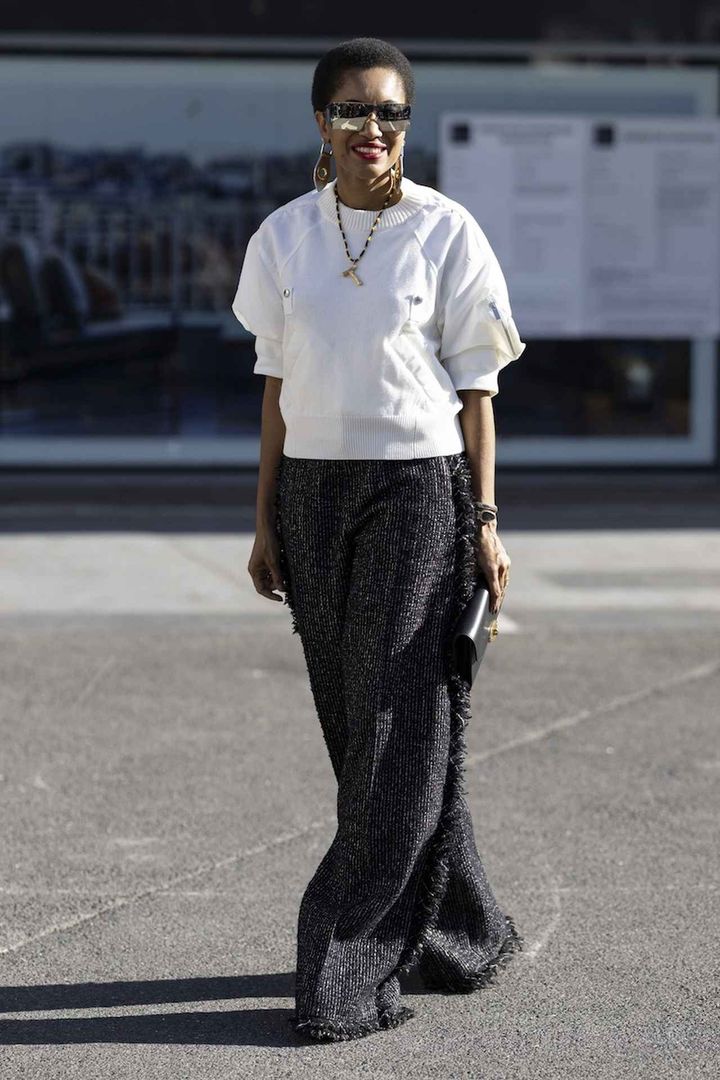 画像: ドレッシーなパンツと目を引くジュエリーで飾って