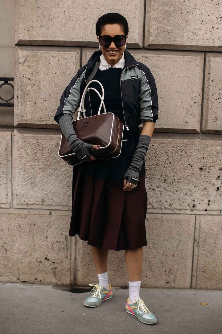 画像: ダークカラールックに軽やかスニーカーを添えて