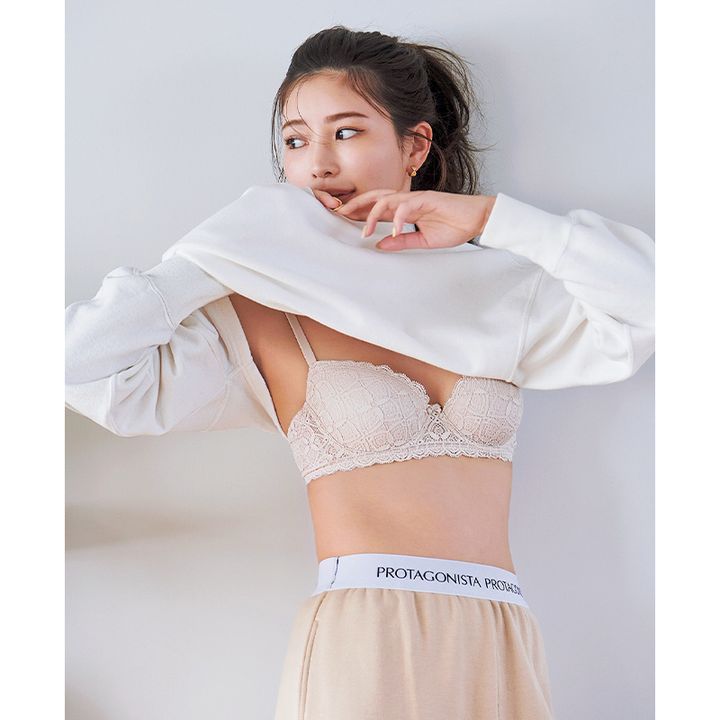 インティミッシミのレースブラを着用したモデル