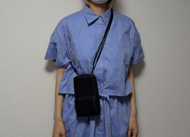 お財布スマホショルダーバッグ掛けたところ