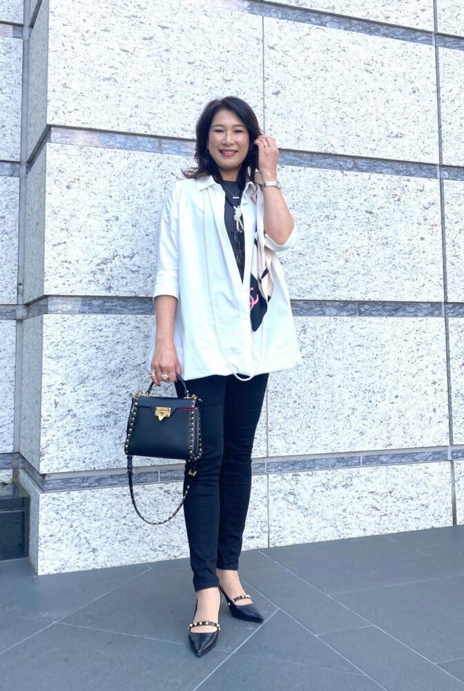 【シンプルでコーデしやすい♪】CHANEL   スカーフ 60代お手本スナップ】縦長ラインでスタイルアップ！「シャネル