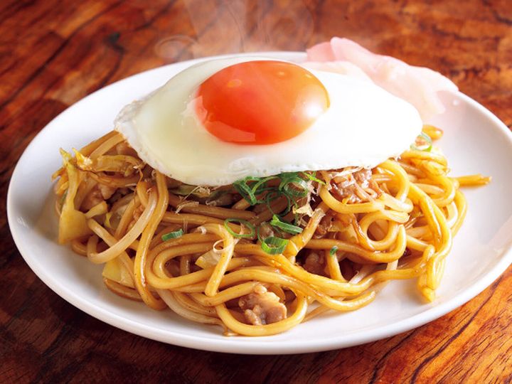 北浜『大衆酒場ひらやま』の「ソース焼きそば」、トッピングの目玉焼き