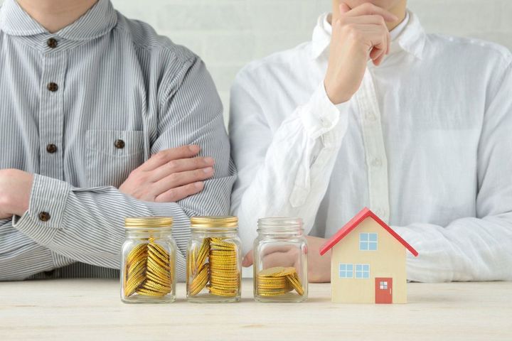 家の購入のためのお金を節約することを考えているカップル