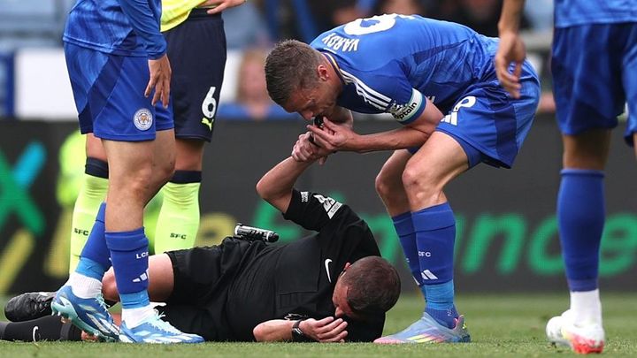 日本代表FWの元相棒、倒れた主審の笛を吹いて試合を止める珍事！「助けた」と監督は褒める