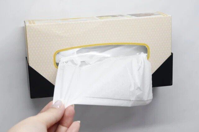 ダイソーのティッシュペーパーホルダーは浮かせる収納ができる