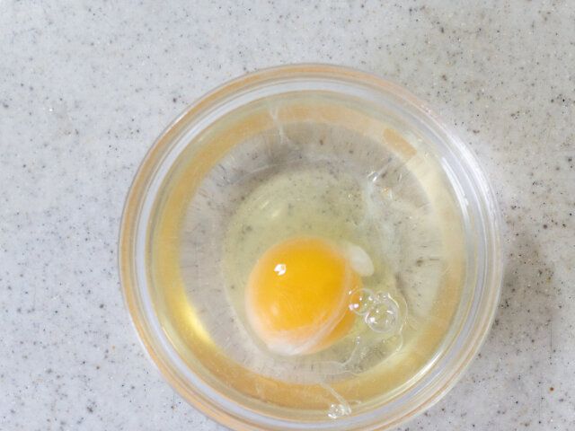 耐熱性の小さめのボウルに水を張り、卵を割り入れて温泉卵の準備をします。