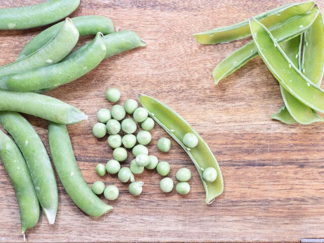 グリーンピースを鞘から出し、塩・オリーブオイルをまぶしておきます。