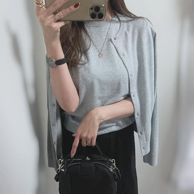 UVカットクルーネックカーディガンとUVカットクルーネックセーターを着たコーデ