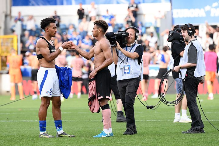 80億円で移籍した19歳スター、異なる代表チームを選んだ22歳兄を股抜きする