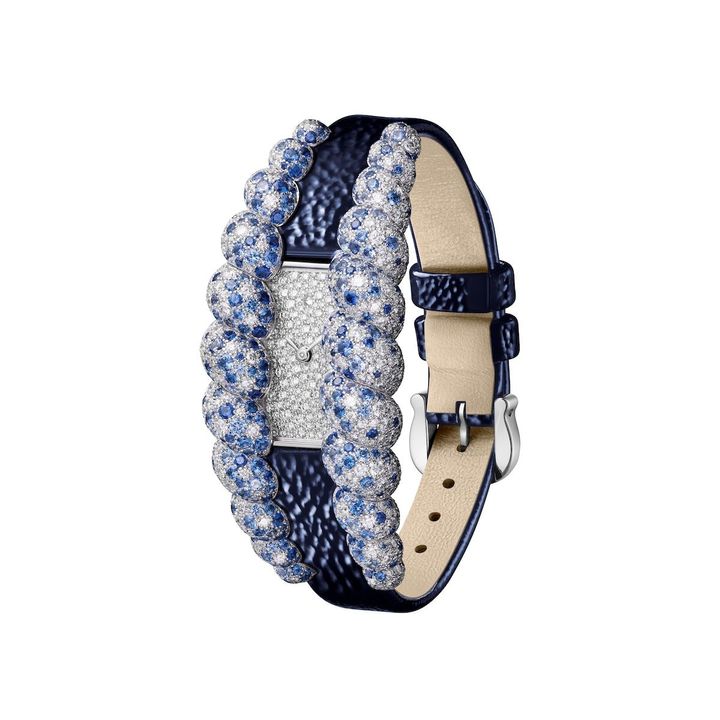 「トレサージュ ドゥ カルティエ」（WG×ダイヤモンド×サファイア、ケースサイズ56.2×25.7mm、クォーツ）￥21,120,000（予定価格）※2025年9月発売予定／CARTIER