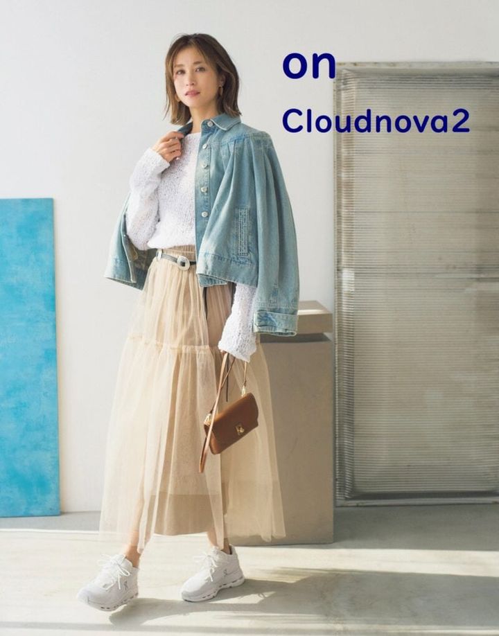 onの白スニーカー［Cloudnova2］のコーデ