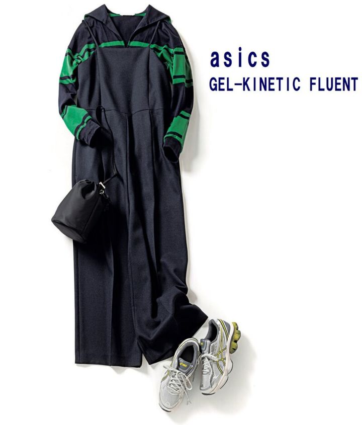 アシックスのスニーカーとサロペットのコーデ