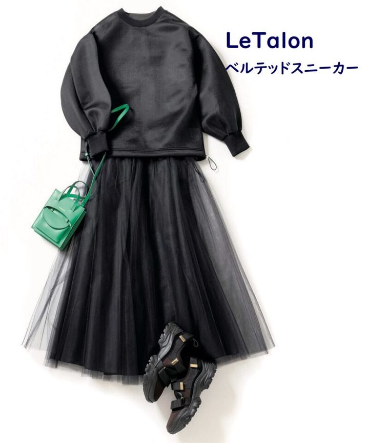 ルタロンのストラップスニーカーとチュールスカートのコーデ