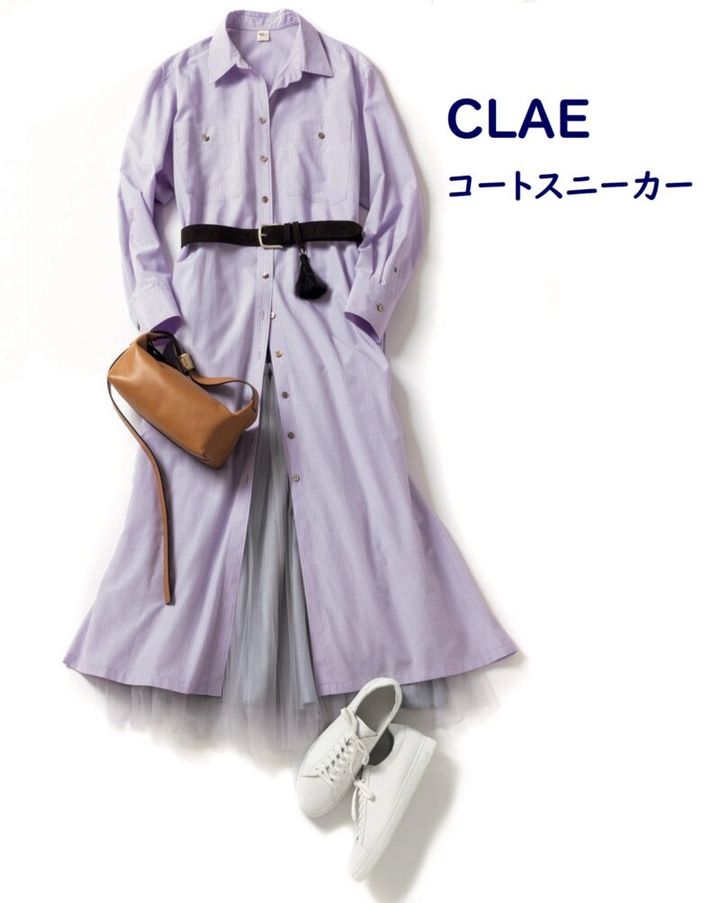 シャツワンピースとクレイの白スニーカーコーデ