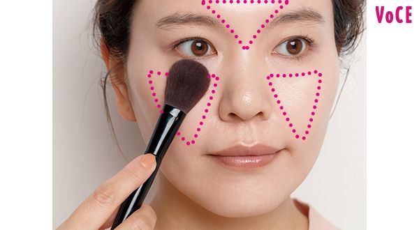 目の下〜口角の上と、額〜鼻根に逆三角形にのせる。