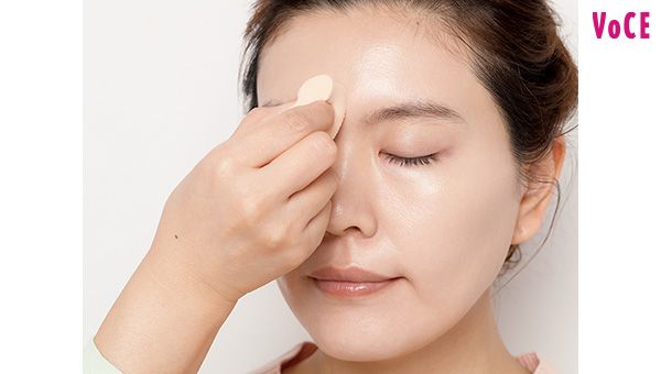 スポンジでとどめるように叩き込む