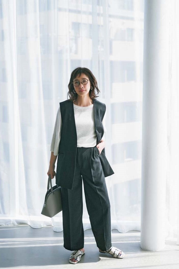 ニット¥3,960／クロスファンクション、デニム¥9,990、バッグ¥6,490／ともにギャップ、サングラス¥990／ジーユー、バングル¥17,600／ベン アムン（ピモンテ）、ストール¥4,950、靴¥19,800／ともにアトリエブルージュ、タンクトップ／スタイリスト私物