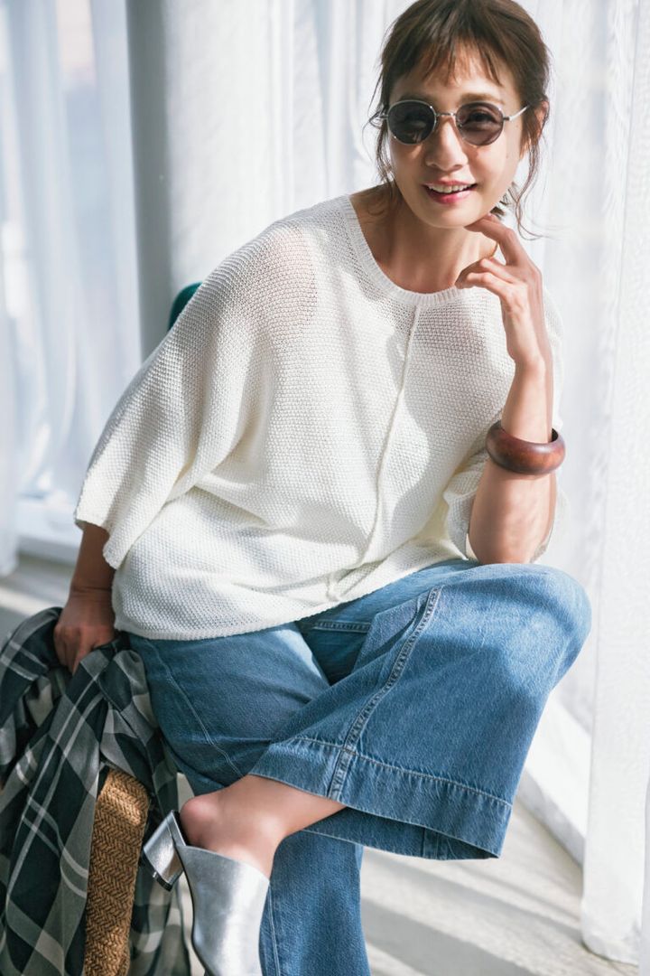 ニット¥3,960、ジレ¥5,940、パンツ¥3,960／ともにクロス ファンクション、メガネ¥990／ジーユー、イヤリング¥8,800／アビステ、バッグ¥13,000／プラステ、靴¥23,100／アトリエ ブルージュ、タンクトップ／スタイリスト私物