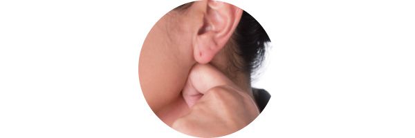 美容液オイルやクリームは、マッサージしながら首まで塗り広げる