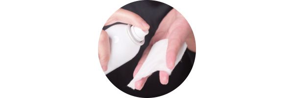 化粧水をヒタヒタにしたコットンで軽くパッティング。