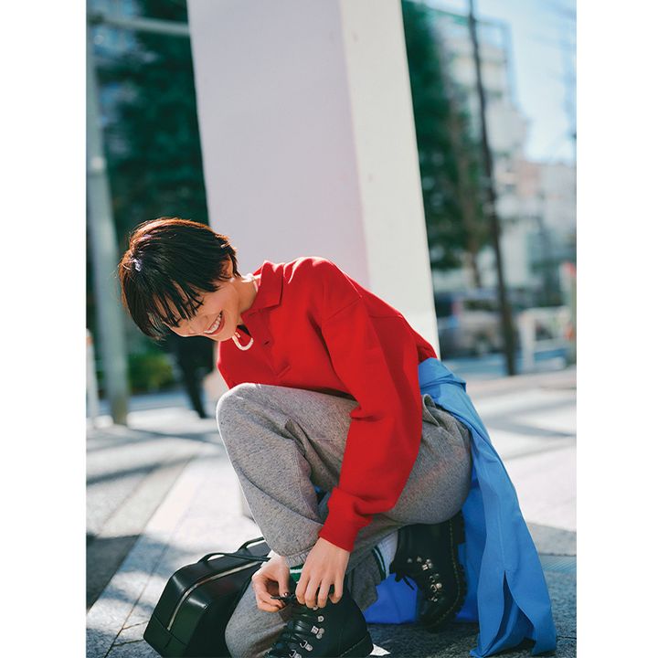 スウェットパンツからラインソックスとブーツを覗かせた足元