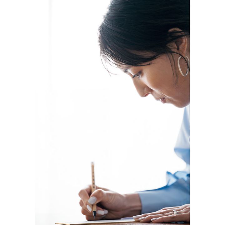 筆を持つVERYモデルの笹川友里さん