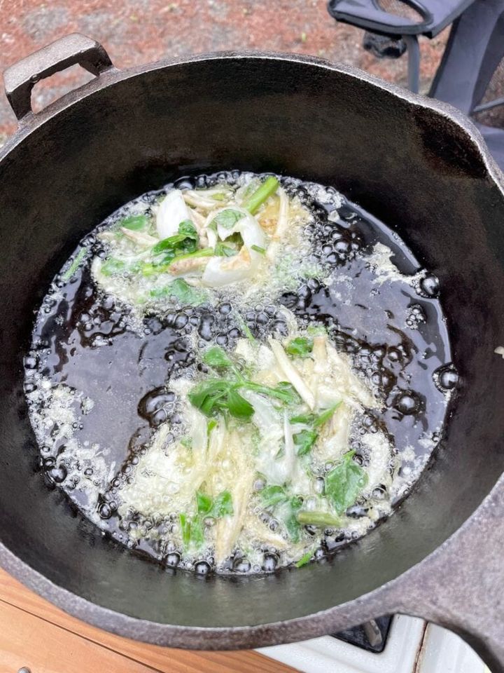山菜を揚げているところ