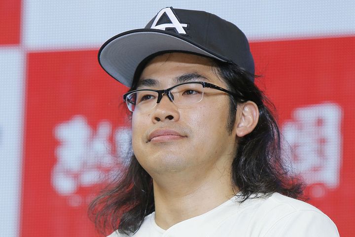 テレビ朝日「熱闘甲子園」のイベントに出席したお笑いコンビ「ロッチ」の中岡創一さん（2014年8月撮影、時事）