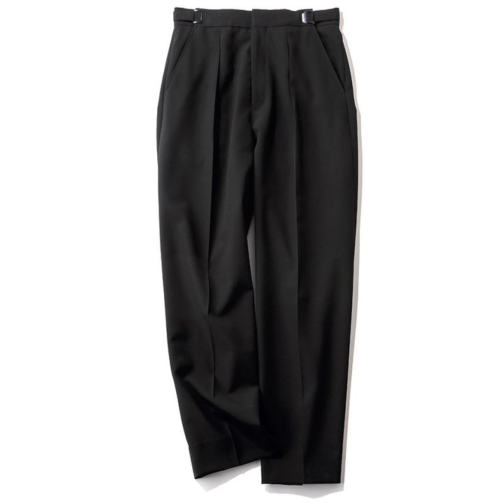 ロエフの黒パンツはベルト部分のデザインがポイント