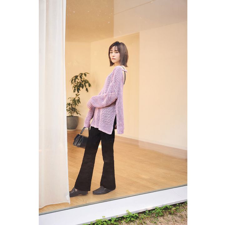 トレンドのクロシェニットと黒のフレアパンツで今っぽコーデ